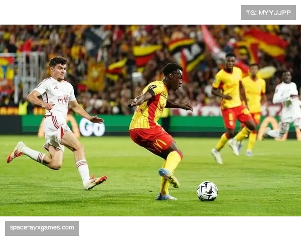 实时：马赛主场对阵洛里昂，上半场补时阶段VAR介入取消主队点球